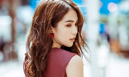 Ngoc Trinh “khoe than” tai Cannes: Lieu co can tai, song bang scandal?