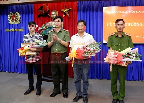 Khen thuong NV khach san bao tung tich nhom phu nu vu 'thi the vui trong be tong'-Hinh-2