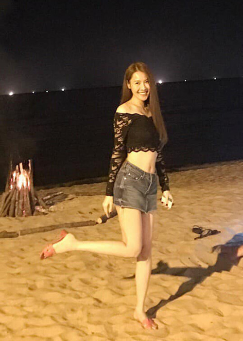 Nữ ca sĩ sở hữu vóc dáng thon gọn, gương mặt xinh đẹp.