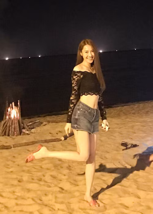 Nữ ca sĩ sở hữu vóc dáng thon gọn, gương mặt xinh đẹp.