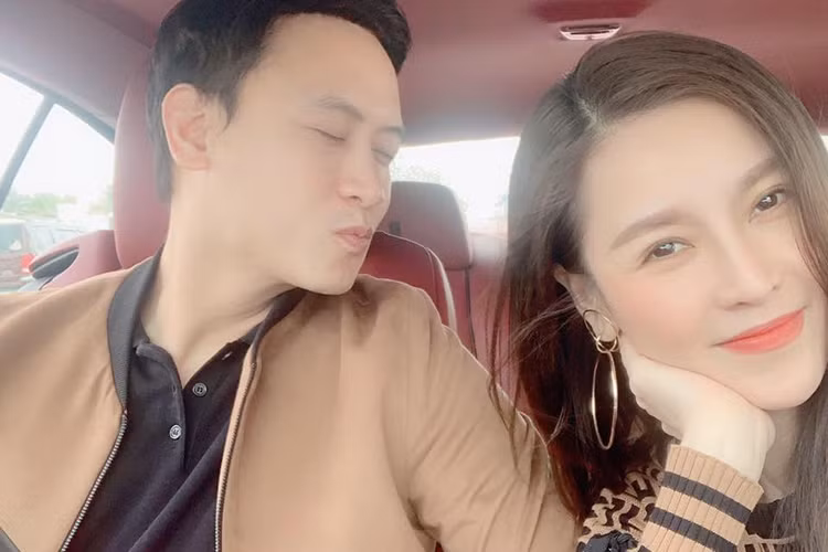 Mới đây, Quế Vân lần đầu khoe ảnh cận mặt bạn trai. Nhiều bạn bè khen người yêu của Quế Vân điển trai.