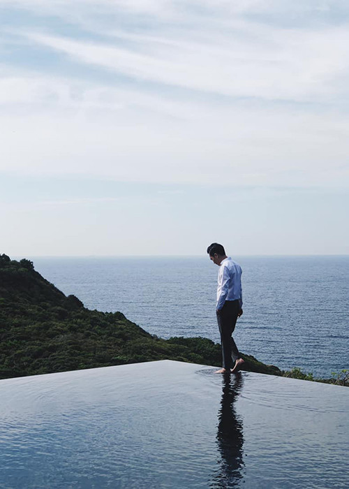 Mới đây, Cường Đô la gây chú ý khi đăng tải bức ảnh ghi lại khoảnh khắc đầy tâm trạng của mình kèm lời bình luận tiếng Anh với nội dung tạm dịch vấn đề của anh chính là bản thân mình và cần đi tìm giải pháp giải quyết. Sau chia sẻ này, Cường Đô la chia sẻ hình ảnh tình tứ bên bạn gái kèm lời chia sẻ đã có cách giải quyết.