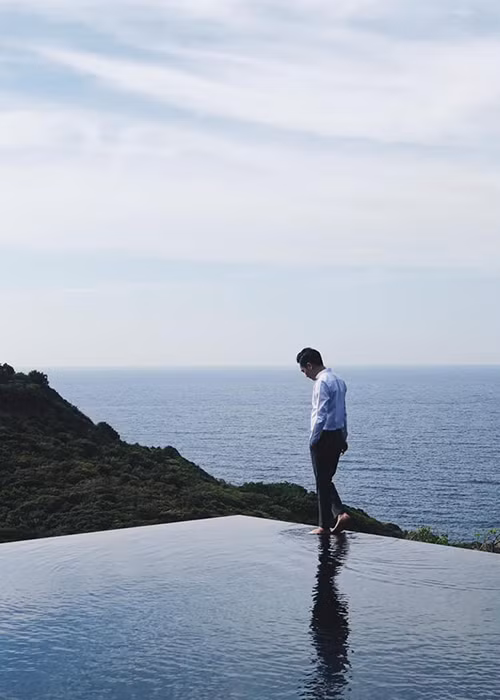 Mới đây, Cường Đô la gây chú ý khi đăng tải bức ảnh ghi lại khoảnh khắc đầy tâm trạng của mình kèm lời bình luận tiếng Anh với nội dung tạm dịch vấn đề của anh chính là bản thân mình và cần đi tìm giải pháp giải quyết. Sau chia sẻ này, Cường Đô la chia sẻ hình ảnh tình tứ bên bạn gái kèm lời chia sẻ đã có cách giải quyết.