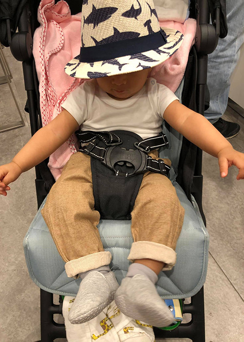 Nữ diễn viên thường khoe các góc chụp nghiêng hoặc che nửa mặt cậu con trai nhỏ của mình.