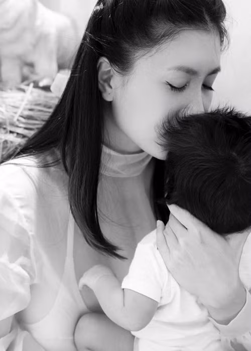 Nguyệt Ánh giữ kín giới tính của con. Chỉ đến khi bạn bè để lại bình luận, khán giả mới biết cô sinh con trai.