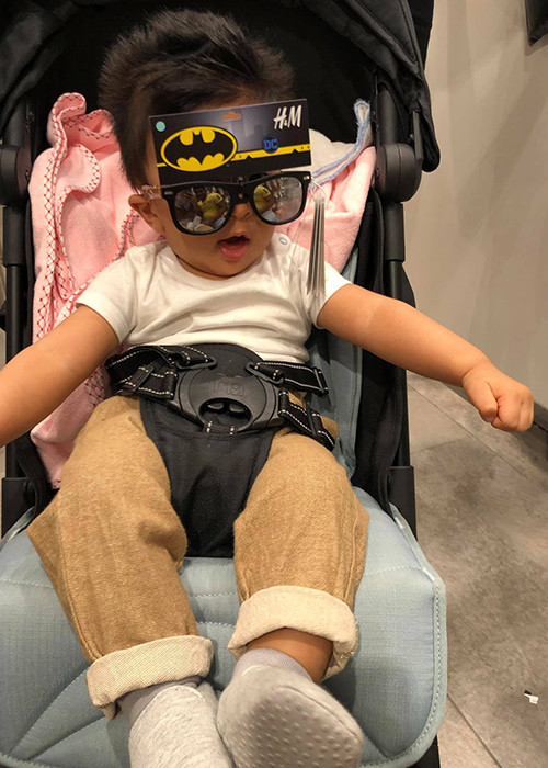 Bé Nanda sở hữu nhiều nét đẹp của cả bố lẫn mẹ, với mái tóc đen dày, đôi mắt tròn đen láy.