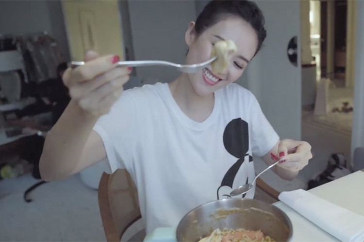 Trước khi chuẩn bị sải bước trên thảm đỏ Cannes năm nay, nữ diễn viên ăn vội mì gói để chống đói.