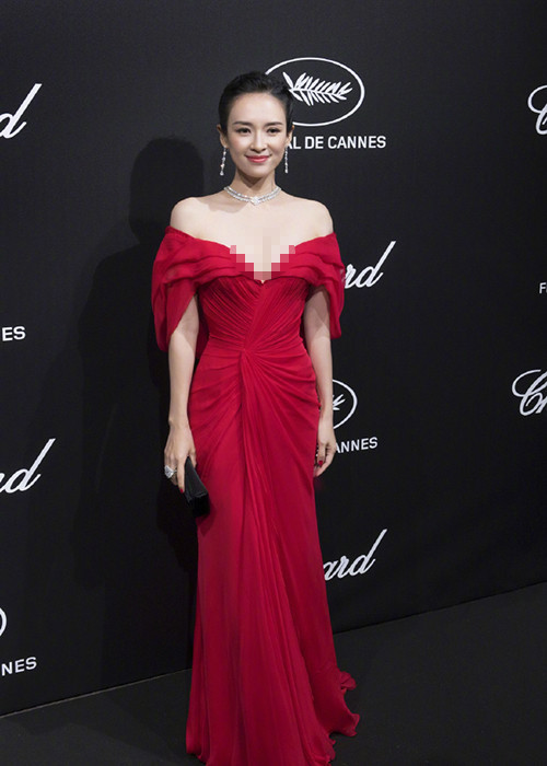 Trên thảm đỏ Cannes, Chương Tử Di sang trọng bao nhiêu thì ngoài đời cô lại giản dị bấy nhiêu.