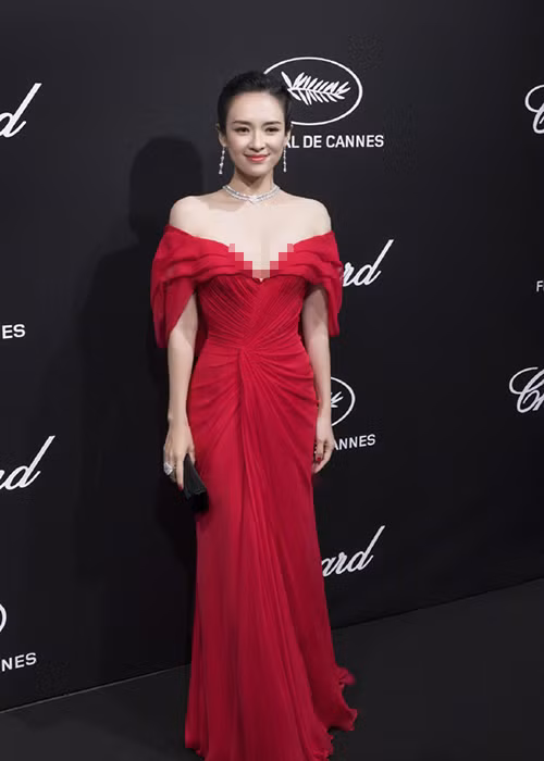 Trên thảm đỏ Cannes, Chương Tử Di sang trọng bao nhiêu thì ngoài đời cô lại giản dị bấy nhiêu.