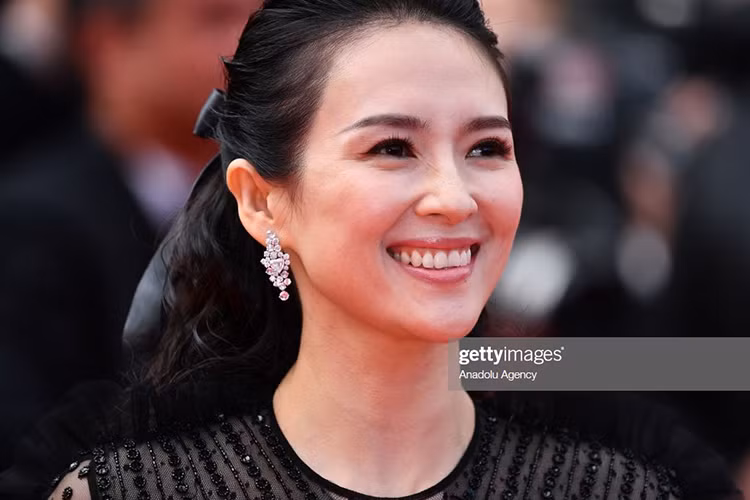 Khi yêu Uông Phong, Chương Tử Di không nhận được sự ủng hộ của người hâm mộ bởi Uông Phong từng qua 2 lần đò và có con riêng. Tuy nhiên, Chương Tử Di chưa bao giờ bận tâm đến quá khứ của chồng.