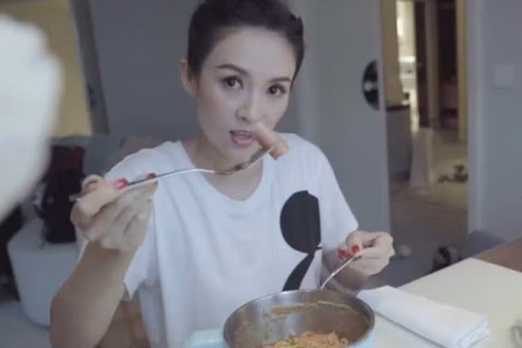 Hình ảnh Chương Tử Di vui vẻ ăn mì tôm ở hậu trường Cannes gây sốt mạng xã hội Trung Quốc.