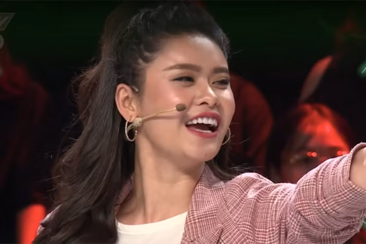 Nữ ca sĩ không nói thẳng tên chồng cũ mà chỉ vào biểu tượng trái tim trên áo Trường Giang mặc để đáp lại. Ảnh: Yan