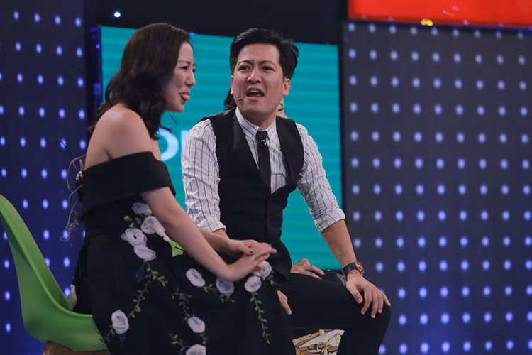 Trong một lễ trao giải, Văn Mai Hương khó chịu khi bị Trường Giang hỏi về chuyện tình tan vỡ với ca sĩ Lê Hiếu. Ảnh: VOV