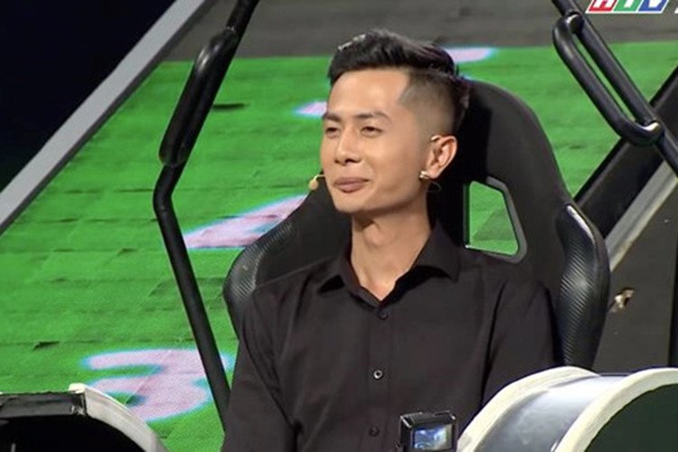 Ở phần thi, Trường Giang vẫn trêu đùa: “Phương à, chỉ cần em trả lời đúng những câu này, biết đâu, ở nơi nào đó, cô ấy sẽ suy nghĩ lại và không trở về nữa". Ảnh: Zing