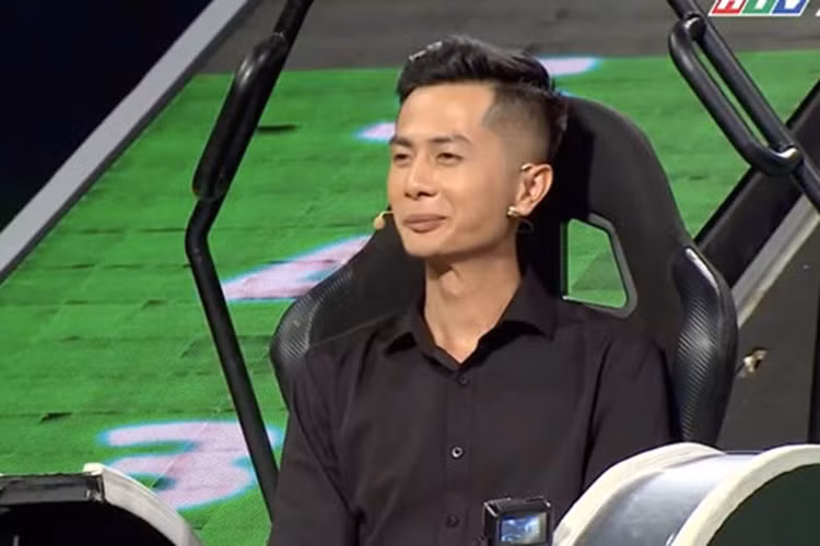 Ở phần thi, Trường Giang vẫn trêu đùa: “Phương à, chỉ cần em trả lời đúng những câu này, biết đâu, ở nơi nào đó, cô ấy sẽ suy nghĩ lại và không trở về nữa". Ảnh: Zing