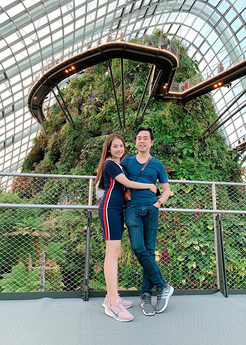 Vợ sắp cưới của Dương Khắc Linh sở hữu gương mặt xinh đẹp, vóc dáng quyến rũ. Ảnh: FBNV