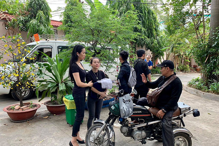 Trịnh Kim Chi chia buồn cùng con gái nuôi của nghệ sĩ Lê Bình.