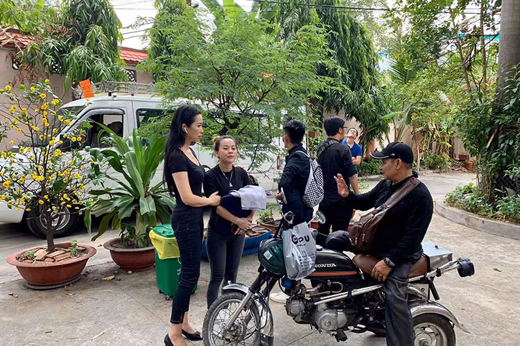 Trịnh Kim Chi chia buồn cùng con gái nuôi của nghệ sĩ Lê Bình.