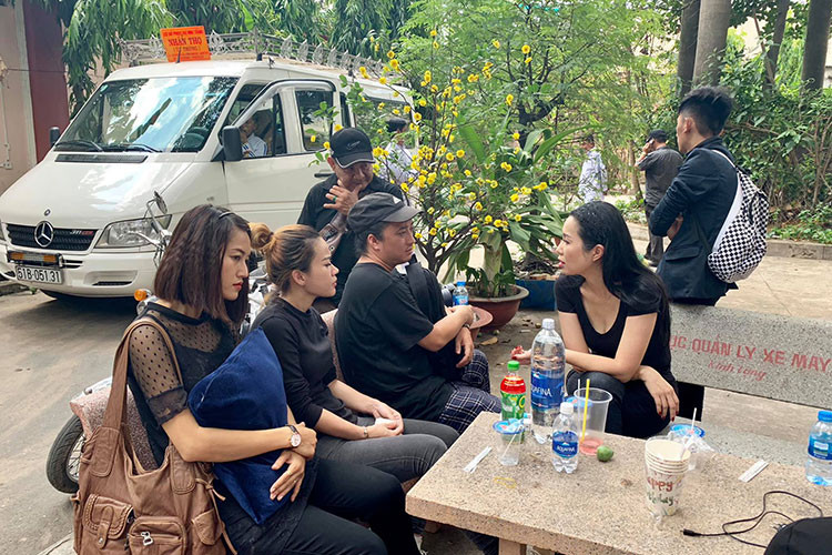 "Dù thế giới có như thế nào, trong tim con vẫn luôn có ba. Ba đã kiên cường chiến đấu đến phút cuối cùng rồi. Bây giờ ba ngủ ngon ba nhé. Con yêu ba", con gái nuôi của Lê Bình đau buồn trước sự ra đi của bố nuôi.