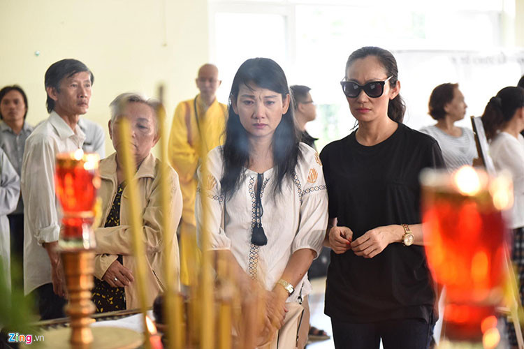 Nghệ sĩ Hạnh Thúy, Mỹ Uyên đến sớm viếng nam diễn viên phim "Đất phương nam". Ảnh: Zing