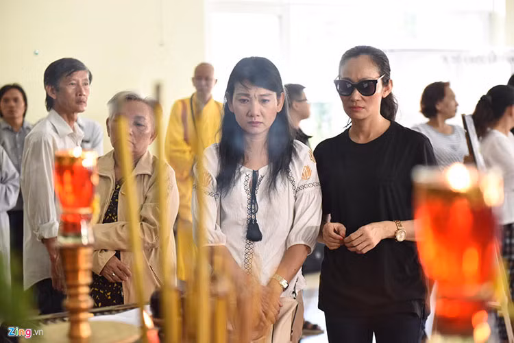 Nghệ sĩ Hạnh Thúy, Mỹ Uyên đến sớm viếng nam diễn viên phim "Đất phương nam". Ảnh: Zing