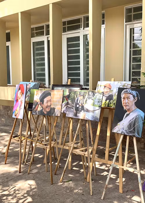 Theo Zing, nghệ sĩ Lê Bình từng là họa sĩ và trong tang lễ, gia đình đã treo những bức ảnh một thời của ông.