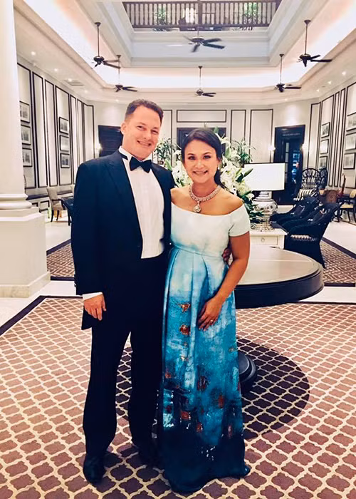 Trên trang cá nhân, Thiri - vợ mới của chồng cũ Hồng Nhung khoe loạt ảnh bên chồng. Lập tức, cư dân mạng chú ý đến vòng 2 to bất thường của Thiri.