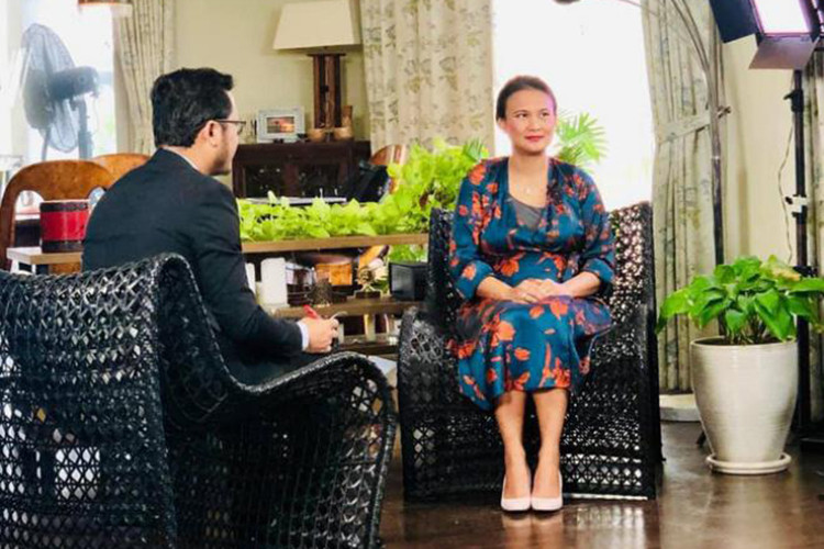 Thiri nổi tiếng trong lĩnh vực đầu tư của chính phủ và là một doanh nhân có tiếng trong lĩnh vực trang sức đá quý ở Myanmar.