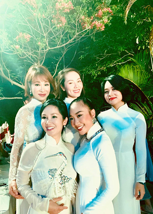 Từ khi ly hôn, Hồng Nhung vẫn miệt mài đi hát, thường xuyên gặp gỡ bạn bè hơn.