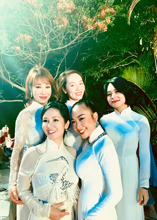 Từ khi ly hôn, Hồng Nhung vẫn miệt mài đi hát, thường xuyên gặp gỡ bạn bè hơn.