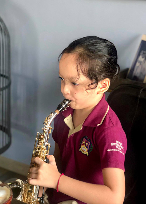 Khi chồng cũ của Hồng Nhung đăng ảnh bên vợ mới, bé Tôm và bé Tép bị sang chấn tâm lý. Vào thời điểm đó, Hồng Nhung đã phải đưa con đi gặp bác sĩ tâm lý, kết hợp với nhà trường và cô giáo của con để giúp đỡ các con vượt qua.