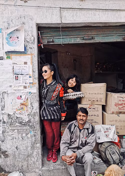 "Cô Bống" tận hưởng niềm vui sống giản dị và vô lo.