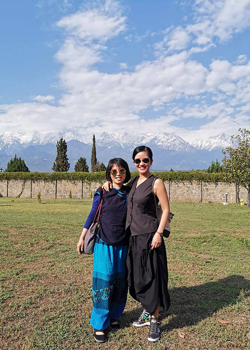 Hồng Nhung đã đi du lịch cùng bạn bè.