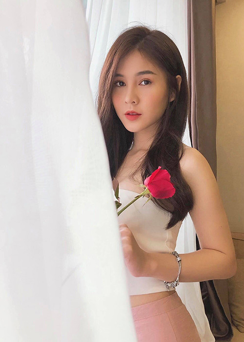 Nữ MC sinh năm 1990 có phong cách thời trang cá tính, gợi cảm.