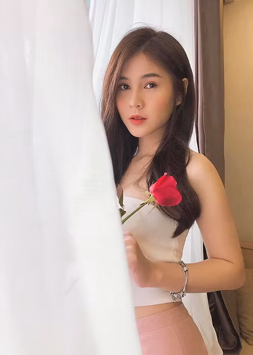 Nữ MC sinh năm 1990 có phong cách thời trang cá tính, gợi cảm.