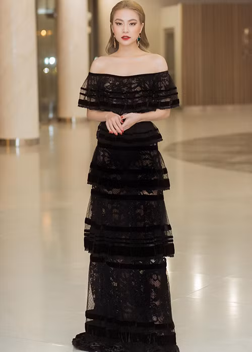 "Mê cung" mới chỉ phát sóng được những tập đầu tiên. Vì vậy, không ít fan vẫn đặt kỳ vọng Hoàng Thùy Linh sẽ lột xác trong các tập tiếp theo.