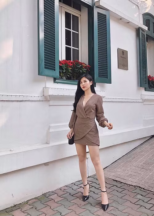 Hình ảnh Thu Hoài khoe chân dài miên man ngoài đời.