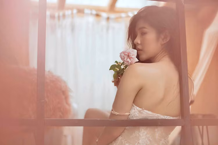 So với nữ chính phim "Mê cung" - Hoàng Thùy Linh, Thu Hoài quyến rũ không kém cạnh đàn chị.