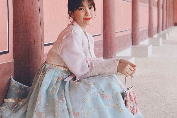 Chia sẻ của Hòa Minzy khiến fan đoán già đoán non nữ ca sĩ sắp lên xe hoa.