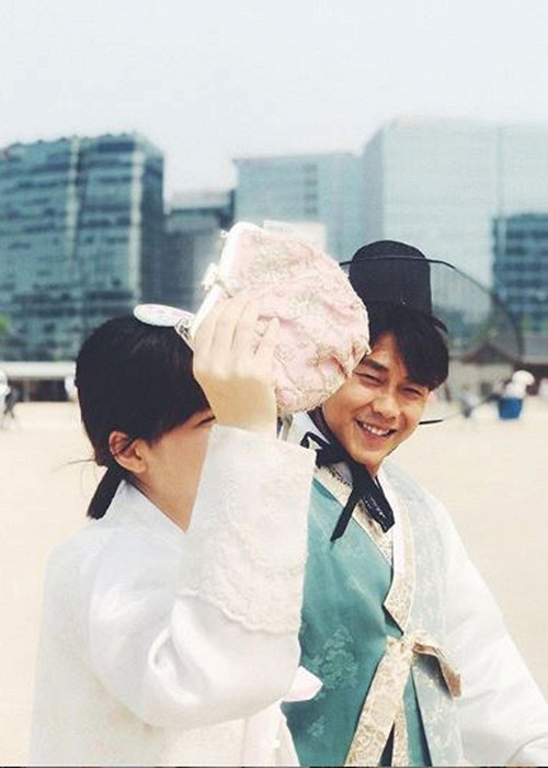 Doanh nhân Minh Hải và Hòa Minzy công khai chuyện tình cảm vào tháng 3/2018. Ảnh: Vietnamnet