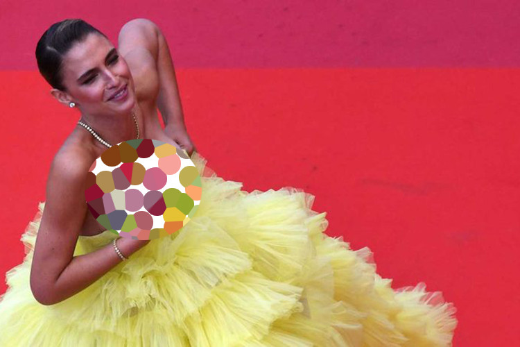 Nữ người mẫu không may bị tụt váy, lộ vòng một ngay trên thảm đỏ.