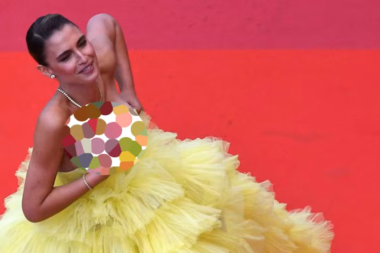 Nữ người mẫu không may bị tụt váy, lộ vòng một ngay trên thảm đỏ.