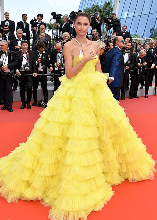 Ở độ tuổi 14, cô rời Brazil đến New York (Mỹ) để theo đuổi ước mơ trở thành siêu mẫu quốc tế.