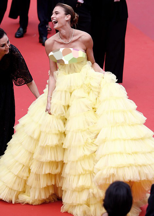 Nữ người mẫu tỏ ra khá bình tĩnh dù gặp sự cố trang phục.