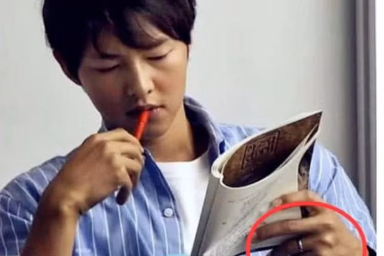 Tuy nhiên, hình ảnh Song Joong Ki đeo nhẫn cưới được cho là chụp vào năm 2018 - thời gian trước khi tin đồn ly hôn rộ lên.