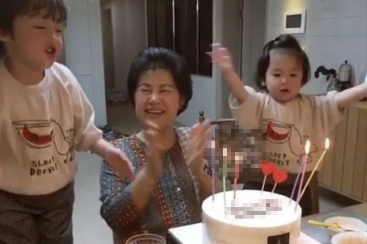 Trong loạt ảnh, mẹ của Song Joong Ki vui vẻ đón tuổi mới bên các cháu nội. Đáng chú ý, Song Hye Kyo không xuất hiện trong loạt ảnh này.