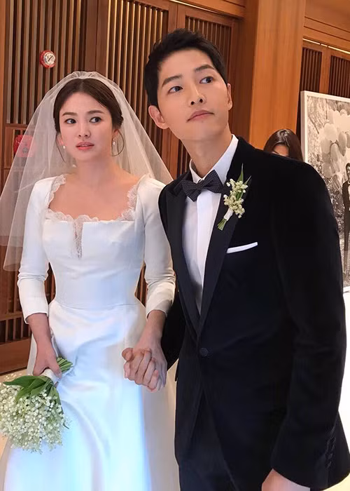 Cặp đôi diễn viên phim "Hậu duệ mặt trời" mới kết hôn được 2 năm đã vướng tin đồn ly dị.