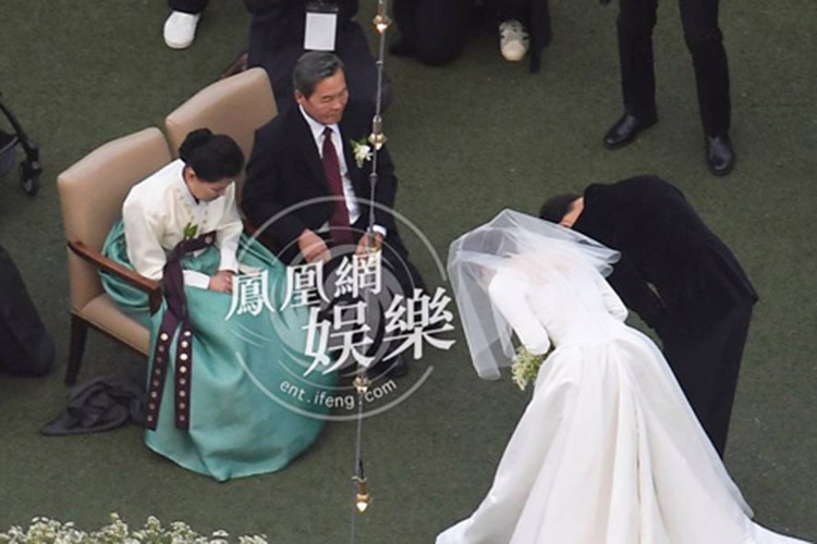 Trước ồn ào ly hôn, Song Hye Kyo được gia đình chồng, đặc biệt bố chồng quý mến.