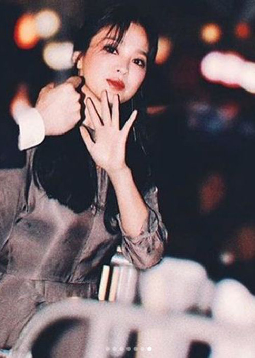 Tờ QQ cho rằng ngày 3/5, Song Hye Kyo đang ở New York để tham gia sự kiện. Ngày 4/5, cô có lẽ vẫn ở Mỹ. Chính vì vậy, Song Hye Kyo không kịp về Hàn Quốc vào ngày 6/5 để dự sinh nhật của mẹ chồng.