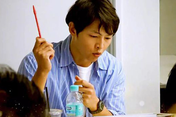 Gần đây, Song Joong Ki lộ ảnh đeo nhẫn cưới sau nhiều lần xuất hiện với hình ảnh không đeo chiếc nhẫn này.